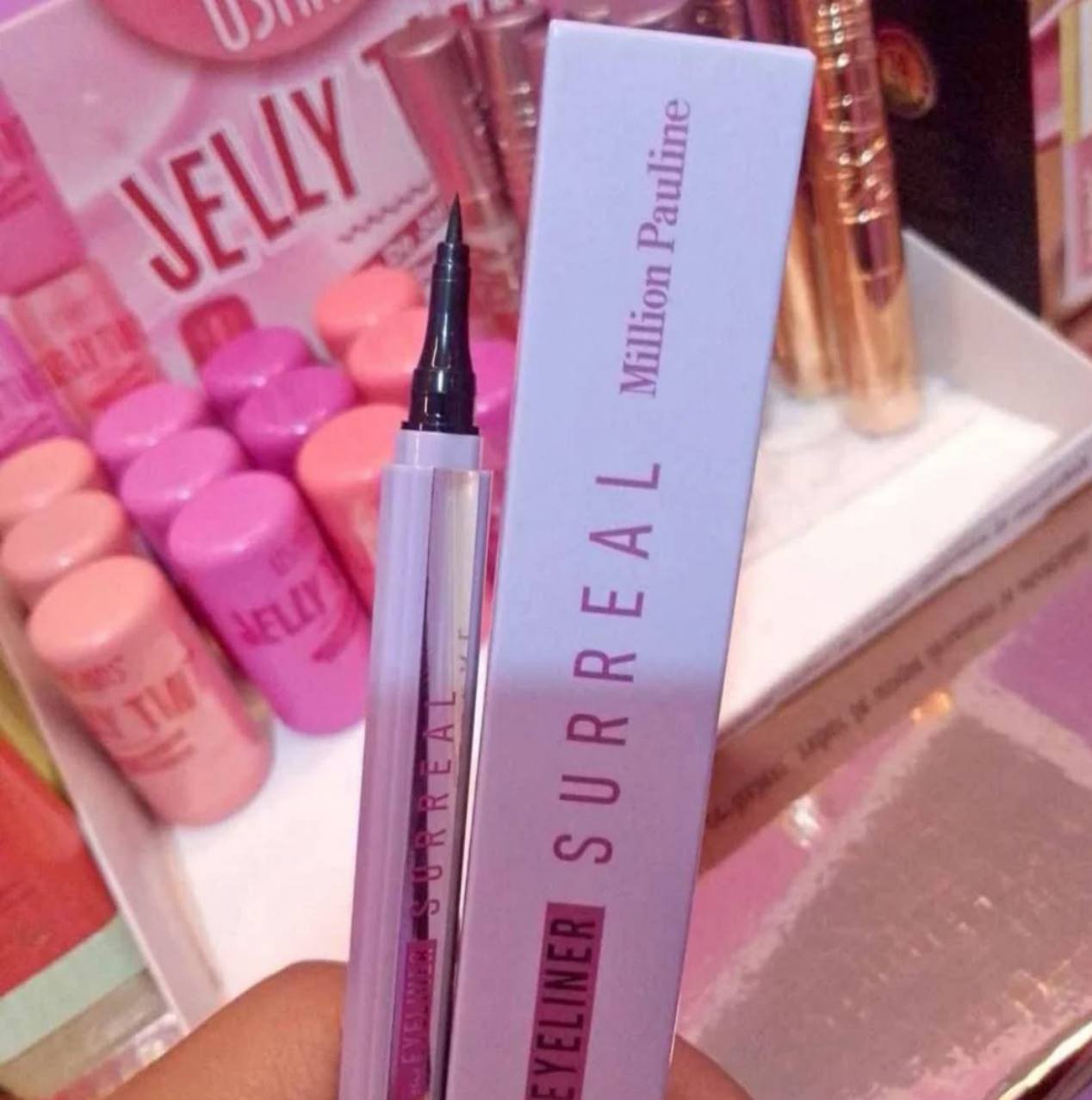 Delineador Surreal 🙂‍↔️ punta plumón 